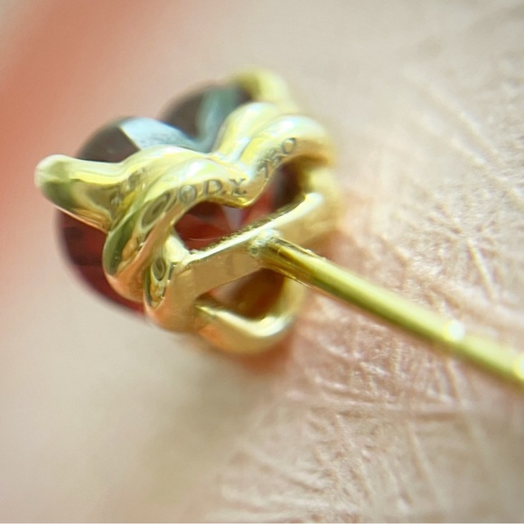 David Yurman Chatelaine Garnet Heart Stud Earrings
18K Yellow Gold - Picture 10 of 16